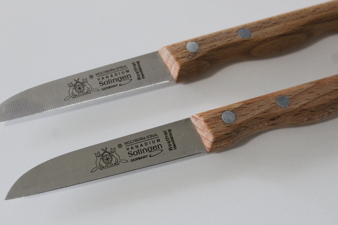 Zwei kleine Küchenmesser mit gerader Klinge