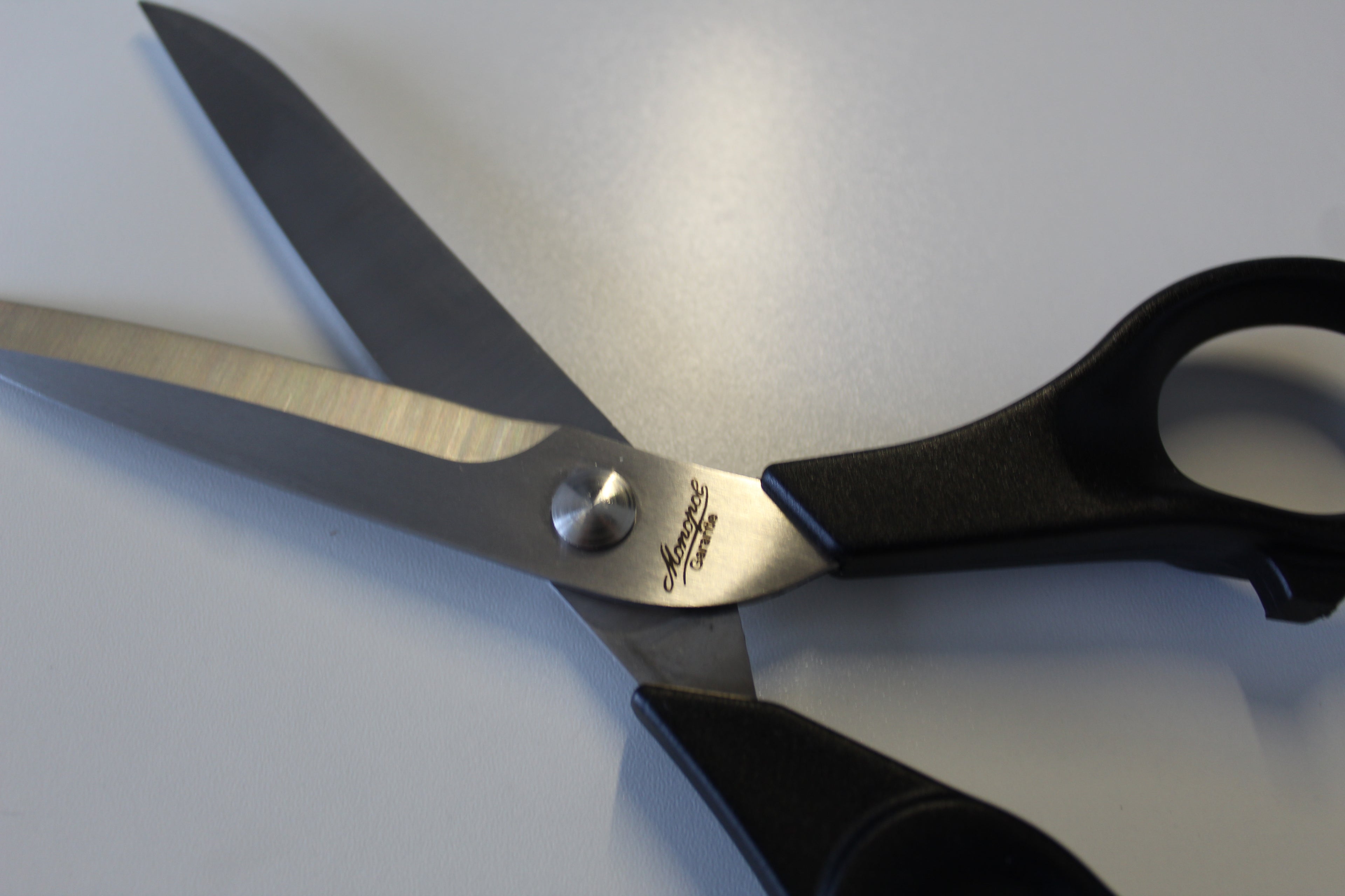 Monopol Stoffschere 9 Zoll Kunststoffgriff rostfrei Schneiderschere